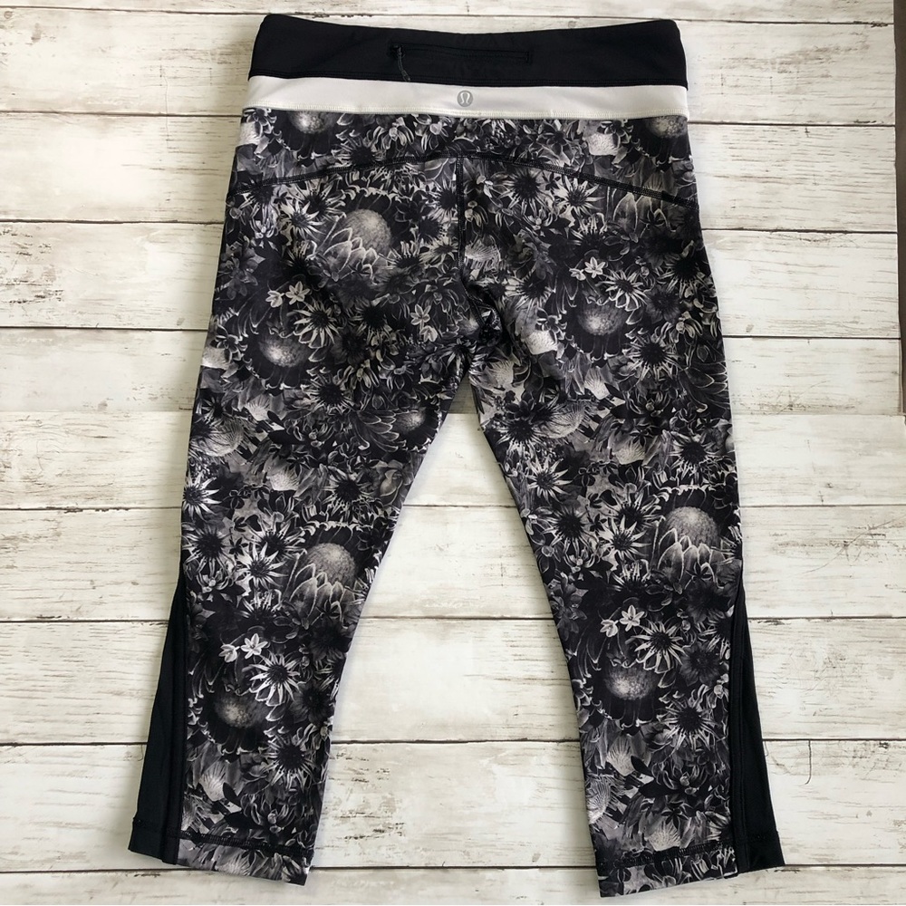 LULULEMON Up The Pace Flowabunga Black/White Sunflower Print Cropped Leg… - Picture 3 of 12